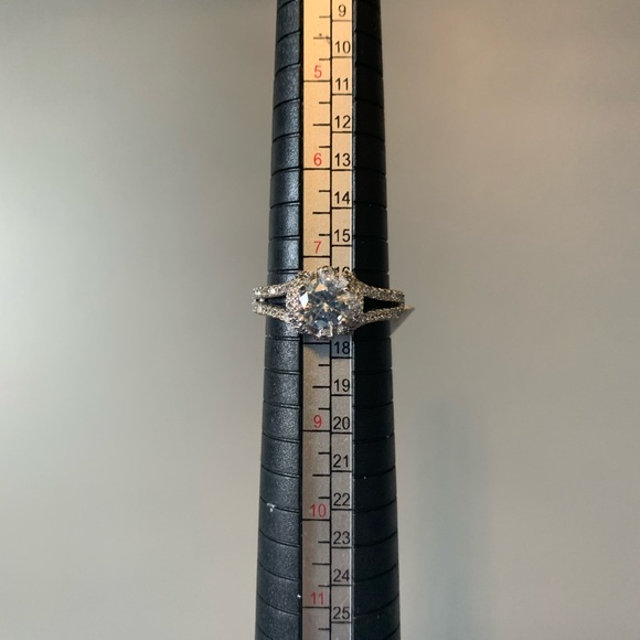 Size 8 ring - Picture 1 of 2